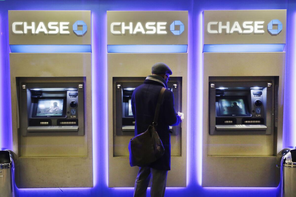 Un cliente usa un cajero automático de Chase Bank en Nueva York. (AP Photo/Mark Lennihan)
