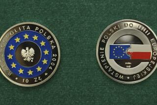 En esta imagen de archivo, una moneda multicolor de 10 eslotis polacos para conmemorar la entrada de Polonia en la Unión Europea, presentada por el Banco Nacional de Polonia, en Varsovia, el 14 de abril de 2004. (AP Foto/Alik Keplicz, archivo)