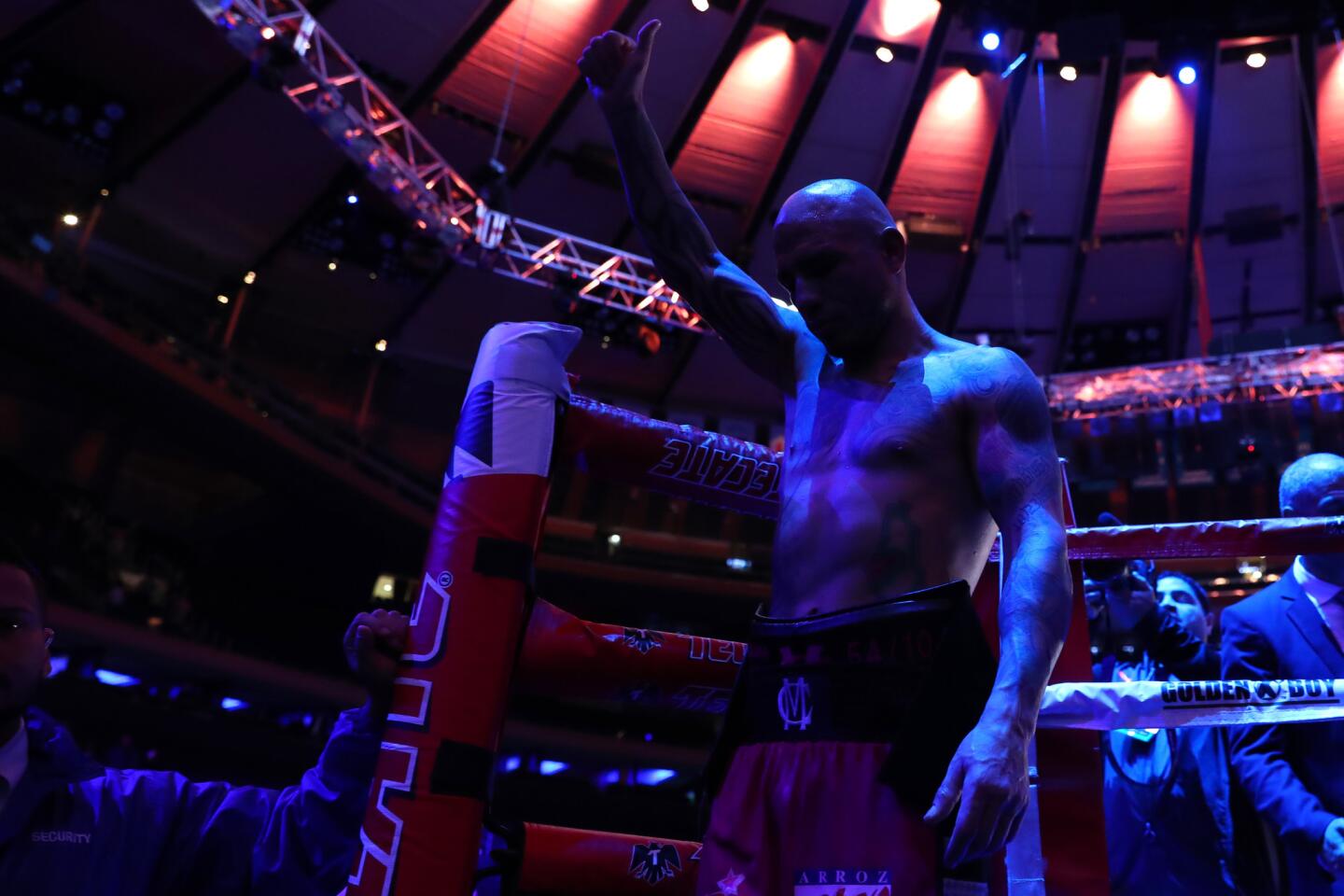 NEW YORK, NEW YORK - DECEMBER 02: Miguel Cotto waves to the crowd after losing to Sadaam Ali in their Junior Middleweight bout at Madison Square Garden on December 02, 2017 in New York City. (Photo by Al Bello/Getty Images) ** OUTS - ELSENT, FPG, CM - OUTS * NM, PH, VA if sourced by CT, LA or MoD **