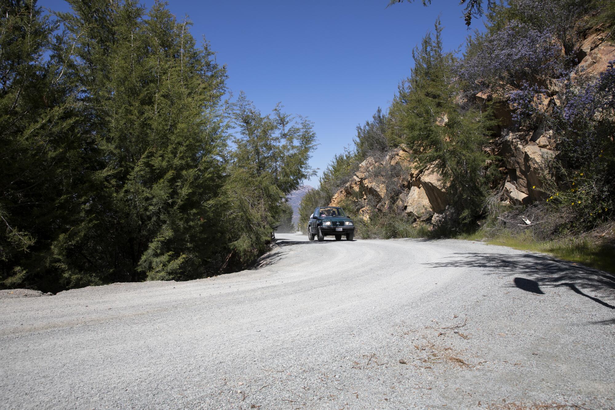 La carretera que sube a la Montaña de Otay es remota y la utilizan sobre todo los agentes de la Patrulla Fronteriza.