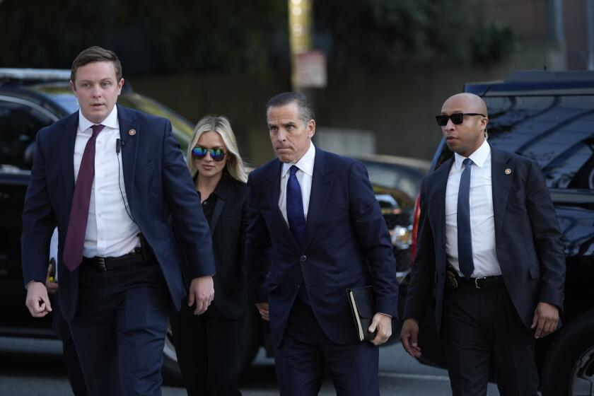 Hunter Biden, al centro, y su esposa Melissa Cohen Biden llegan a la corte federal para la selección del jurado en su juicio por delitos fiscales, el jueves 5 de septiembre de 2024, en Los ?ngeles. (Foto AP/Jae C. Hong)