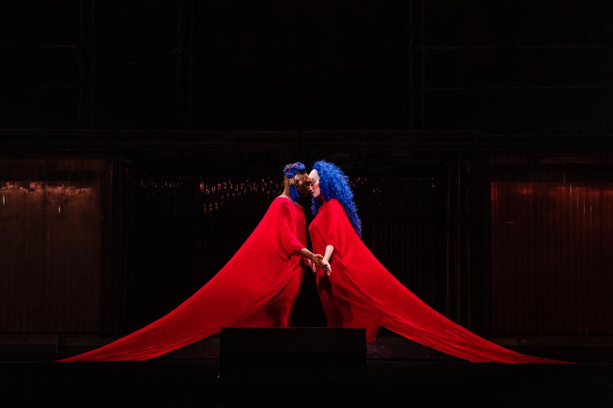 Sun-Ly Pierce como Nefertiti e John Holiday como Akhnaton em Philip Glass' "Akhnaton" no Pavilhão Dorothy Chandler