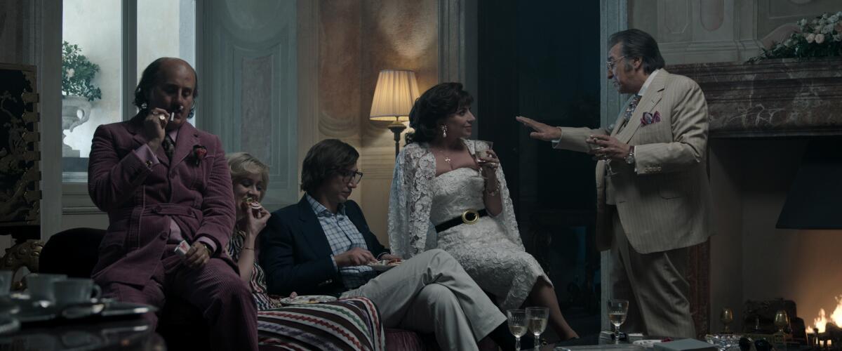 Jared Leto, Florence Andrews, Adam Driver, Lady Gaga y Al Pacino en una escena de House of Gucci.