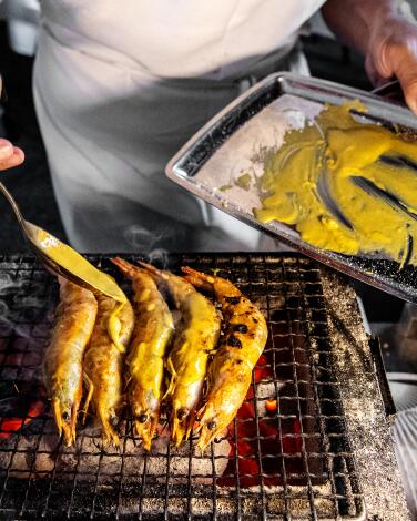 Justin Pichetrungsi prepares transparent sea prawns