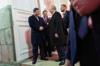 El presidente chino, Xi Jinping (izquierda) estrecha la mano del presidente ruso Vladimir Putin después de su cena en el Palacio de las Facetas del Kremlin, el martes 21 de marzo de 2023 en Moscú. (Pavel Byrkin, Sputnik, Foto de Pool del Kremlin vía AP)