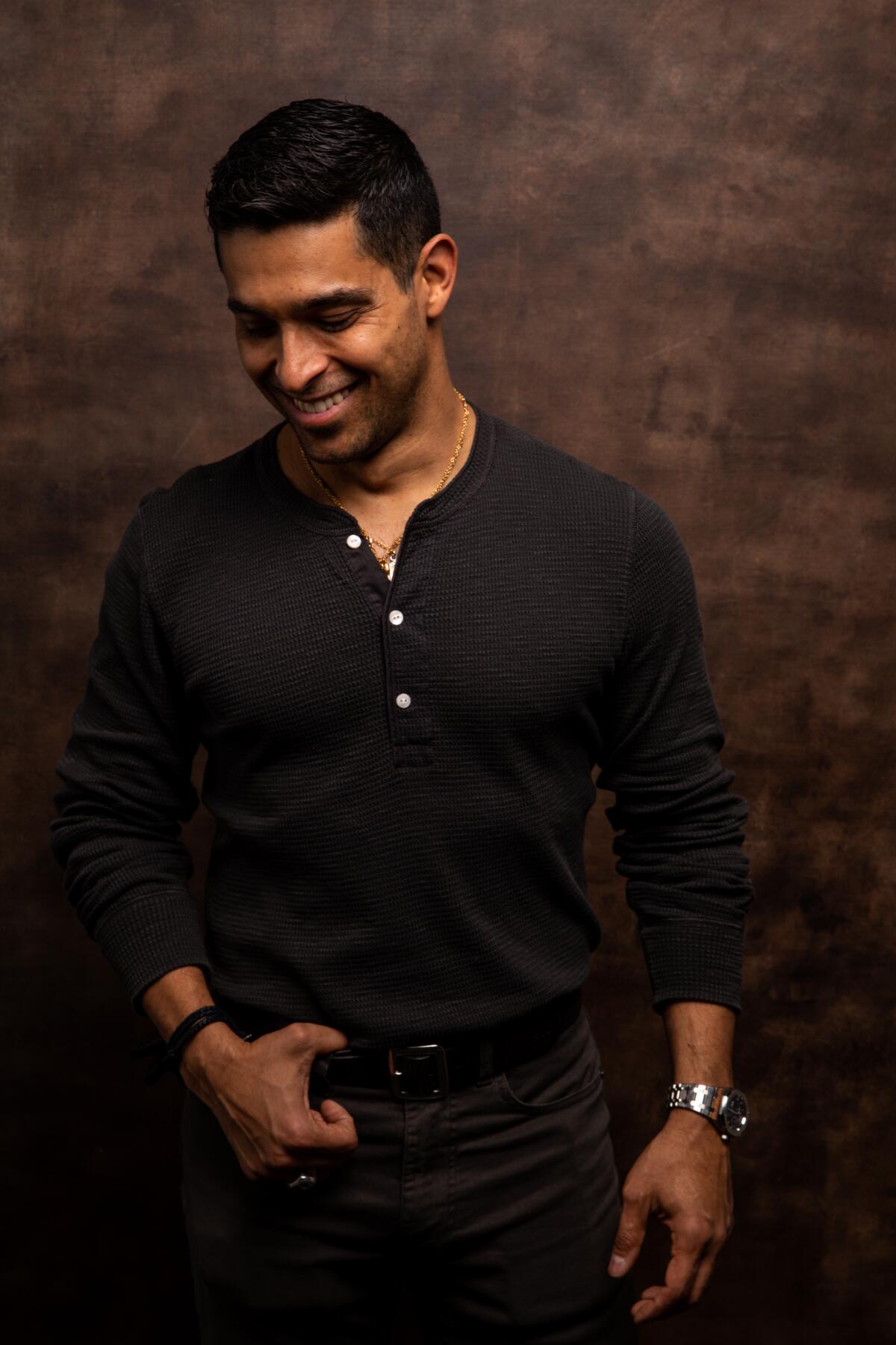 Wilmer Valderrama de “Blast Beat" es fotografiadoen el L.A. Times Studio del Sundance.