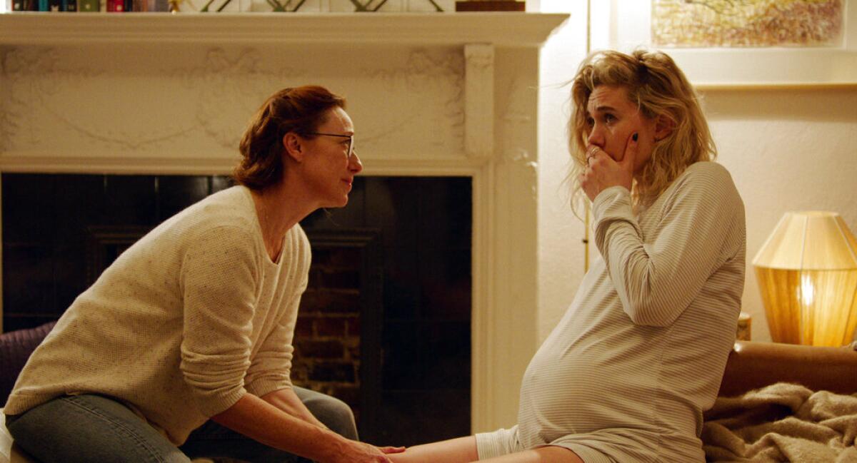 Molly Parker, izquierda, y Vanessa Kirby en una escena de "Pieces of a Woman" en una imagen proporcionada por Netflix.