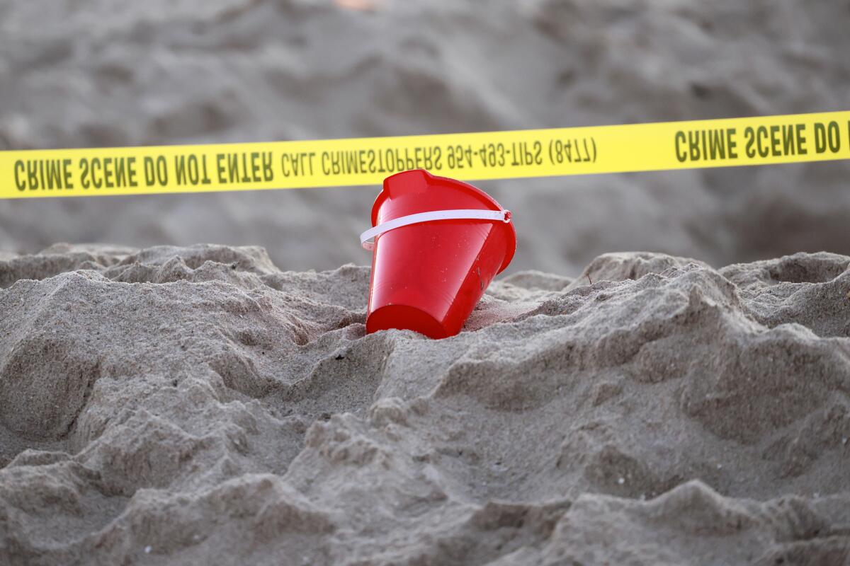 Un balde cerca de una cinta policial en la playa, el martes 20 de febrero de 2024, en Lauderdale-