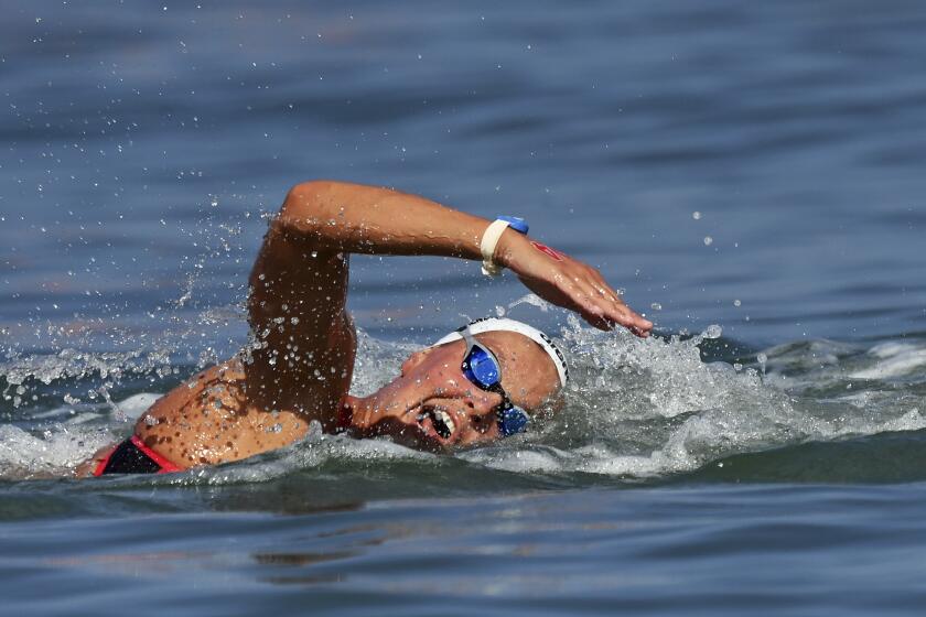 ARCHIVO - La holandesa Sharon van Rouwendaal compite en la final de 5 kilómetros en el campeonato europeo de natación, el 20 de agosto de 2022, en Ostia, Italia. (Gian Mattia D'Alberto/LaPresse vía AP)