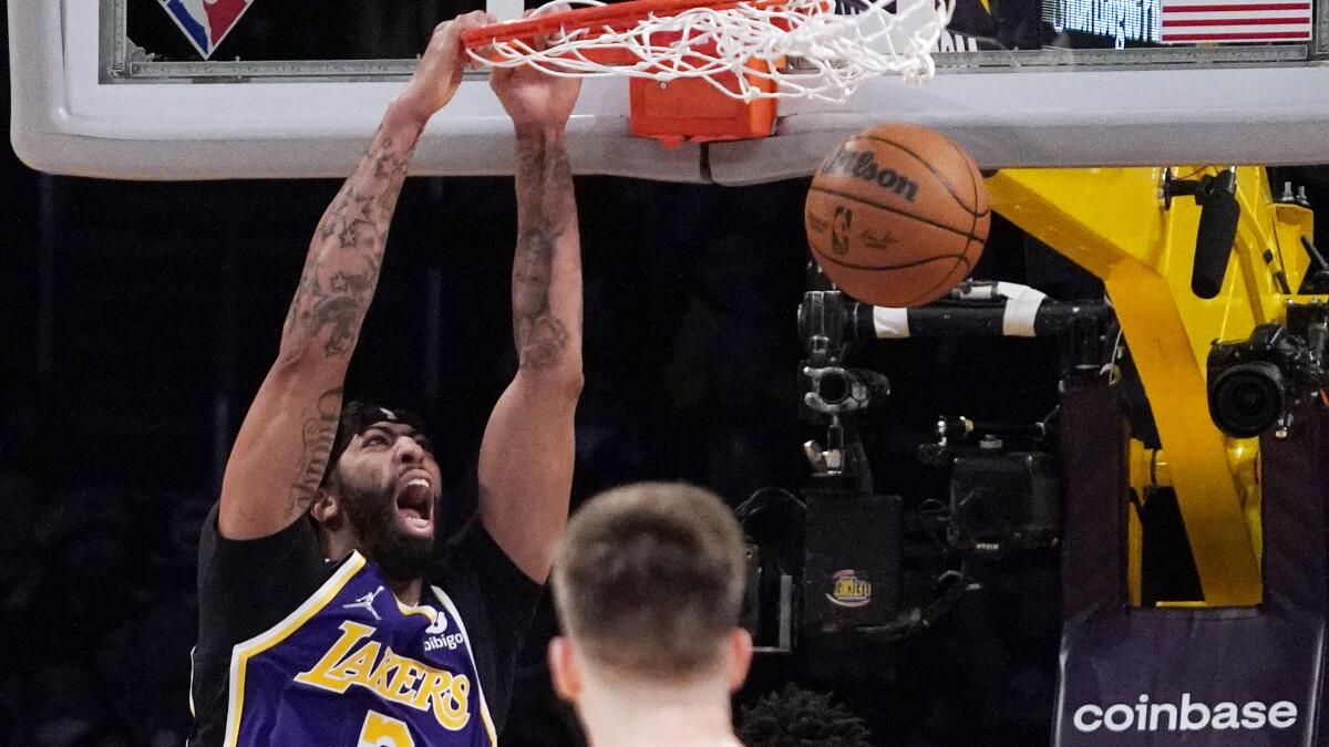 Lakers' Anthony Davis badly rolls ankle against Jazz, X-ray negative