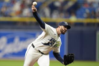 Aaron Civale, abridor de los Rays de Tampa Bay, hace un lanzamiento en el juego del viernes 29 de marzo de 2024, ante los Azulejos de Toronto (AP Foto/Chris O'Meara)