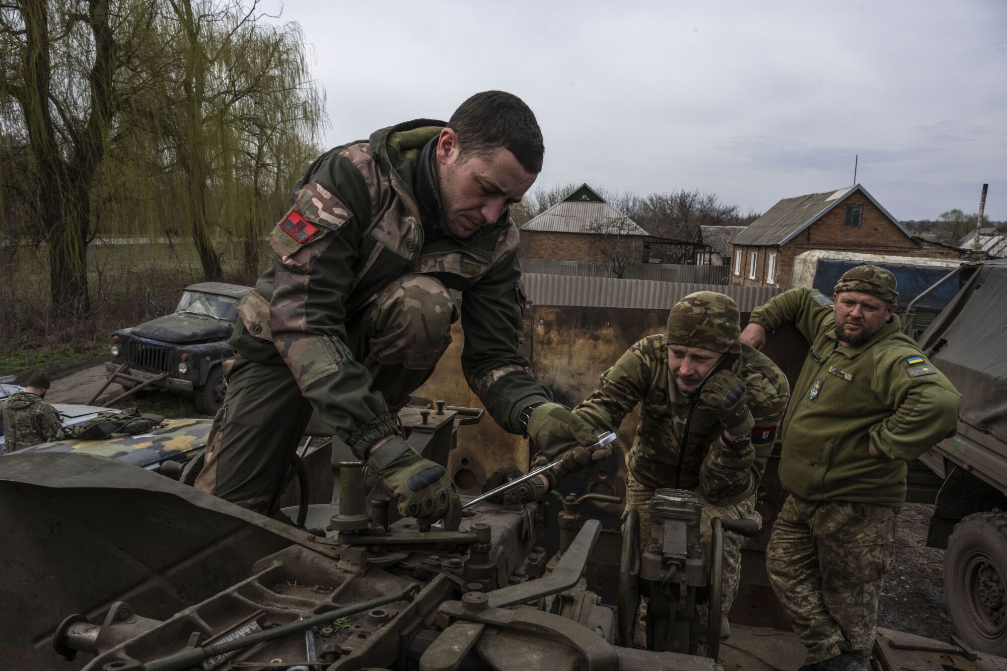 Ukraynalı askerler bir tankı tamir ediyor