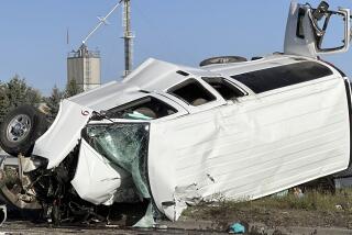 Esta fotografía proporcionada por el canal KIFI Local News 8 muestra una furgoneta que chocó con una camioneta pickup en la carretera federal 20, el sábado 18 de mayo de 2024, en Idaho Falls, Idaho. (Jeff Roper/KIFI Local News 8 vía AP)