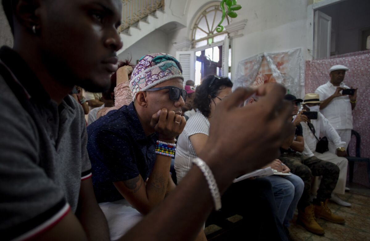 Sacerdotes yoruba escuchan la lectura de la Carta del Año en el Templo 10 de Octubre en La Habana, 