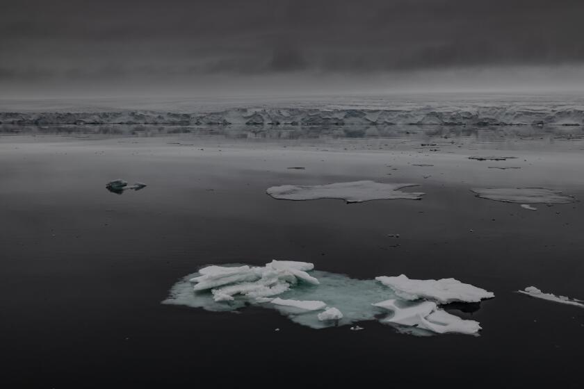 EN EL MAR - 15 DE JULIO: Una vista de los glaciares e icebergs durante la 3ª Expedición Nacional de Investigación Científica del Ártico de Turquía, en la isla Kvitoya de Svalbard y Jan Mayen, el 15 de julio de 2023. Los científicos observaron los impactos del cambio climático en los glaciares que se derriten y se desprenden en el mar. Expedición científica ártica llevada a cabo durante el mes de julio, que fue el mes más caluroso de la historia. De acuerdo con los datos de distribución promedio del hielo marino recopilados durante el mes de julio de 2022 y 2023, se observó una disminución de alrededor del 3 por ciento en las temperaturas. Esta tasa enmarca una cantidad de hielo marino equivalente a alrededor de 215.000 campos de fútbol que se ha derretido y desembocado en el océano. (Foto de Sebnem Coskun/Agencia Anadolu vía Getty Images)