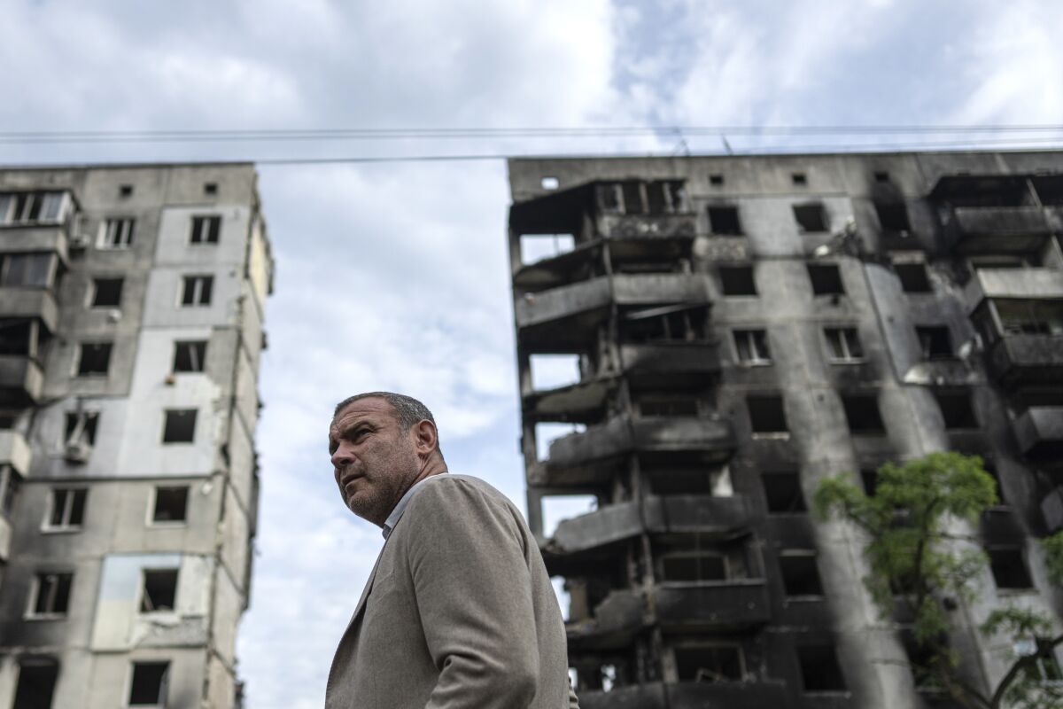 El actor estadounidense Liev Schreiber un edificio destruido por la ofensiva rusa en Borodianka, cerca de Kieiv,