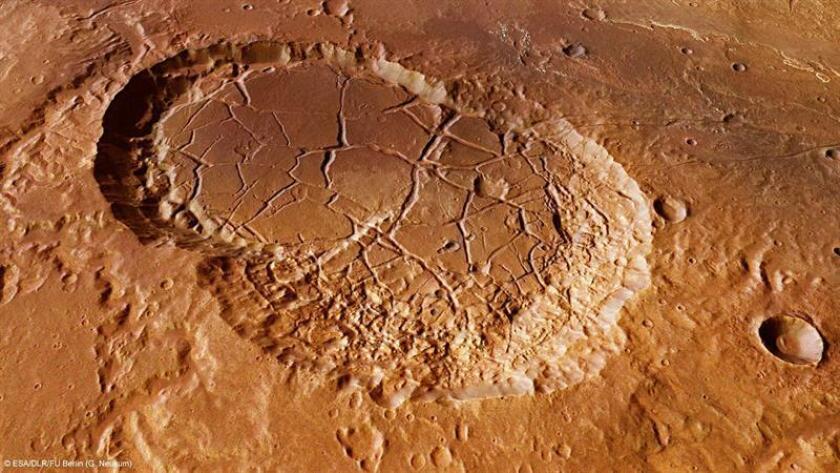 La sonda Marss Express de la Agencia Espacial Europea (ESA) muestra imágenes de dos cráteres conectados entre ellos, situados en la región marciana de los Valles de Landon, y en los que creen que pudo existir agua en estado líquido. EFE/ESA/SOLO USO EDITORIAL