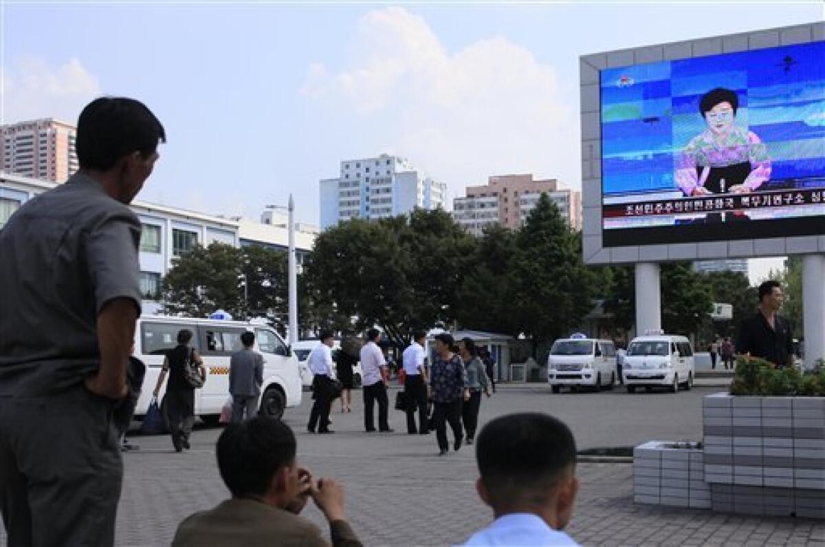 Numerosos norcoreanos observan una pantalla gigante en Pyongyang, Corea del Norte, en el momento en el que se anuncia el viernes 9 de septiembre de 2016 que el país ha efectuado ese día una prueba atómica que finalmente le permitirá construir numerosas armas nucleares más potentes, más pequeñas y más ligeras. (AP Foto/Jon Chol Jin)
