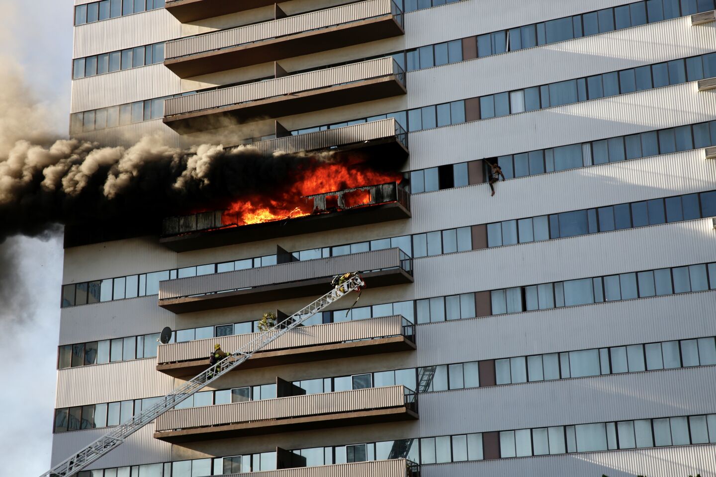 Fire breaks out in L.A. high-rise