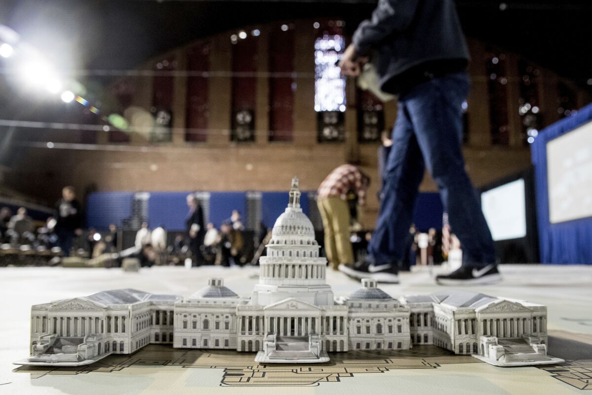 Un modelo del edificio del Capitol de Washington preside un mapa utilizado para la planificación de los eventos para la investidura presidencial de Donald Trump.