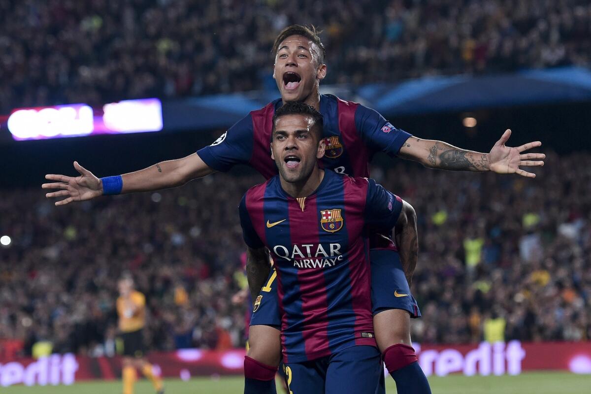 Neymar (arriba) celebra con su compatriota Danni Alves.