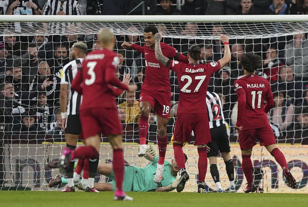 Liverpool leva empate do Newcastle no último lance e se complica no Inglês