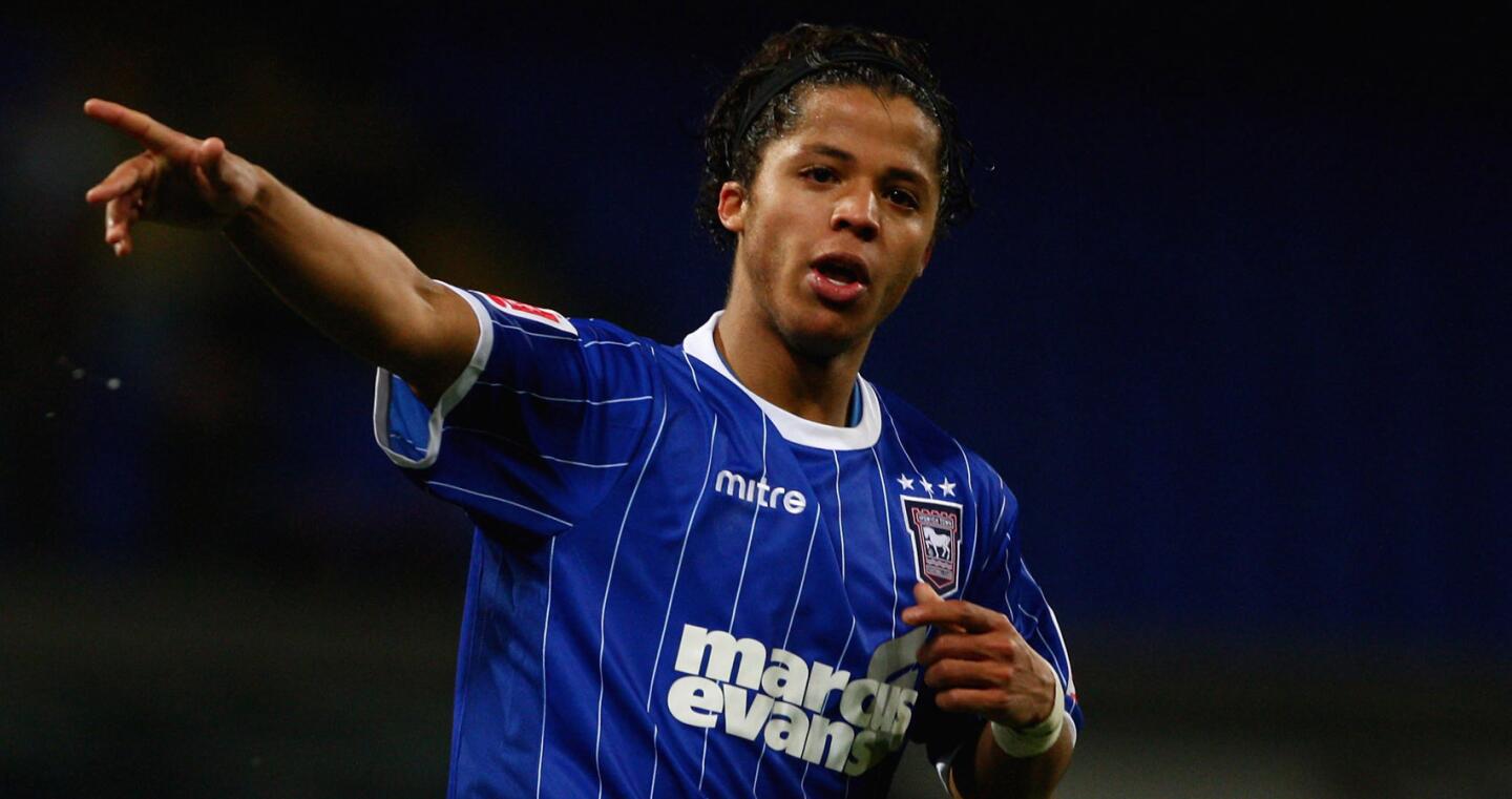 El 13 de marzo de 2009 y tras escándalo por indisciplinas, Giovani fue cedido al Ipswich Town de la Liga Premier. Tuvo destellos. Regresó al Tottenham en mayo de 2009.