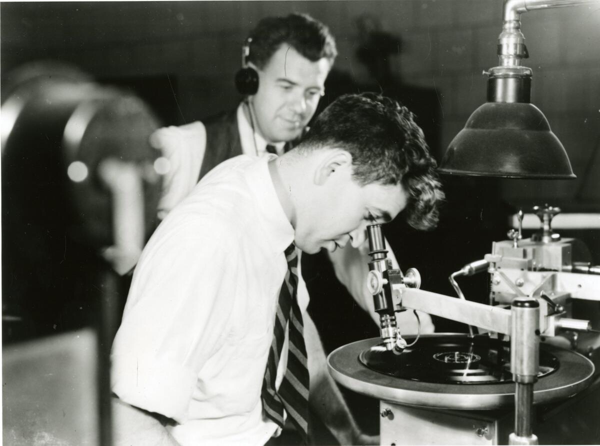 Un ingeniero de sonido corta las ondas sonoras en una laca para discos. (Biblioteca del Congreso)