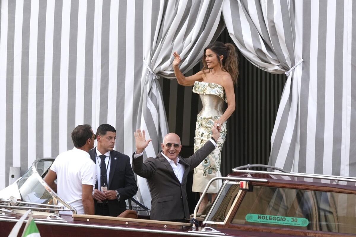 Jeff Bezos, centro a la izquierda, y Lauren Sanchez,