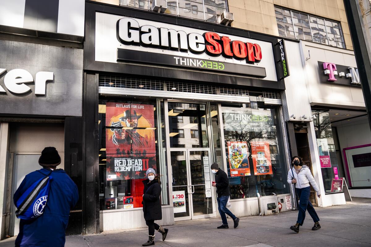 Varios peatones pasan frente a una tienda de la cadena GameStop 