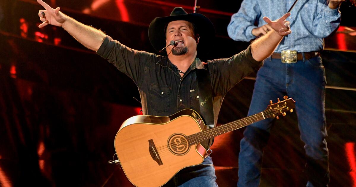 FOX 5 San Diego - GARTH BROOKS AT PETCO PARK 🎤 The country