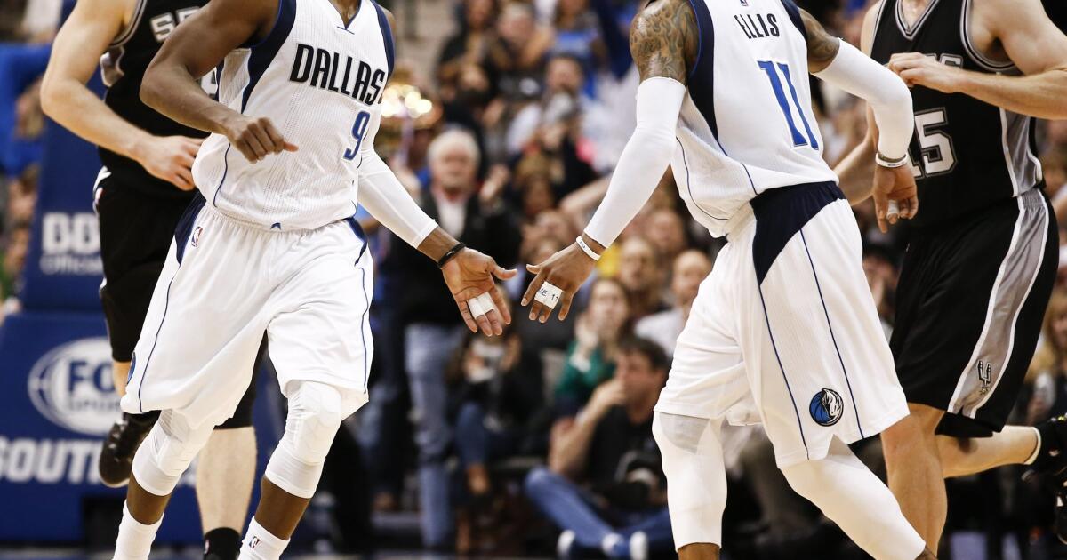 Rajon Rondo solid in debut as Mavericks rally by Spurs