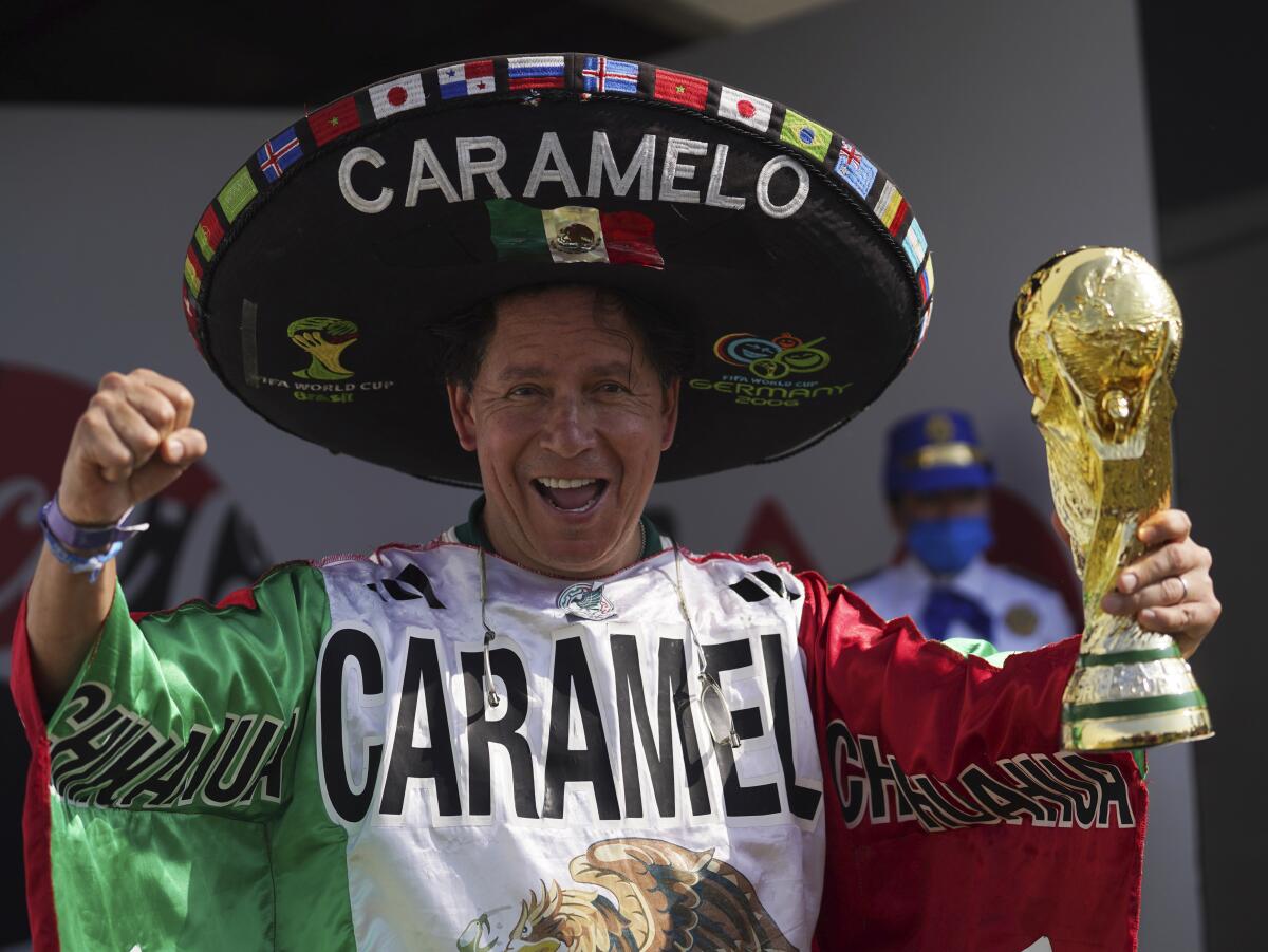 ARCHIVO - Héctor Chávez, hincha de la selección de México conocido como "Caramelo"