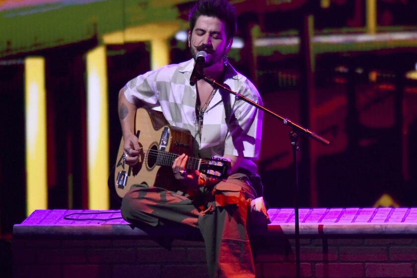 ARCHIVO - Camilo canta en la ceremonia del Premio Lo Nuestro el 14 de febrero de 2021 en Miami. (Foto AP/Jim Rassol, archivo)