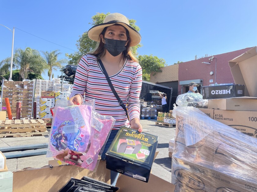 Los usuarios en Monte Sión Center pueden comprar ropa, artículos para el hogar, zapatos, toallas húmedas.