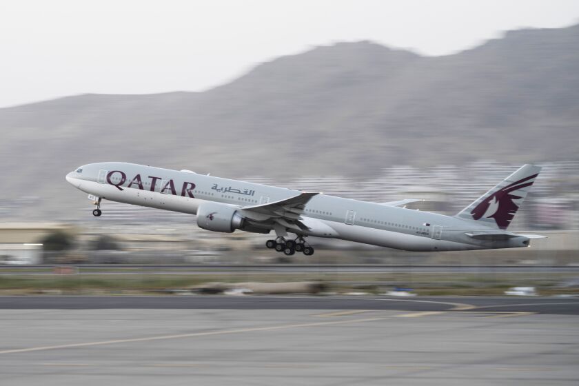 ARCHIVO - Foto del 9 de septiembre del 2021, un vuelo de Qatar Airways despega desde el aeropuerto de Kabul, Afganistán con extranjeros. (AP Foto/Bernat Armangue, Archivo)