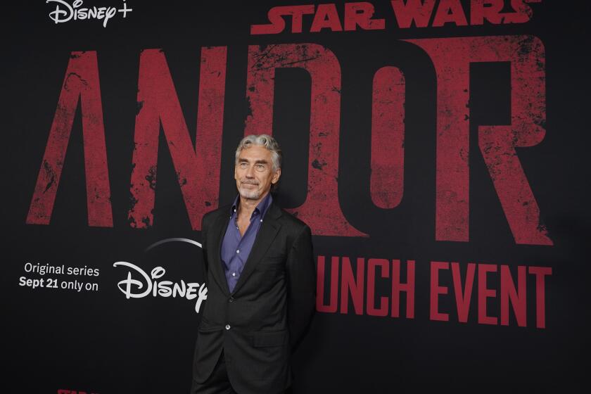 ARCHIVO - Tony Gilroy, creador, productor ejecutivo y guionista de "Andor", posa en un evento de la serie de Disney+ el 15 de septiembre de 2022, en el cine El Capitán en Los Angeles. Gilroy dijo que ya está en marcha el rodaje de la segunda temporada de la serie. (Foto APChris Pizzello, archivo)