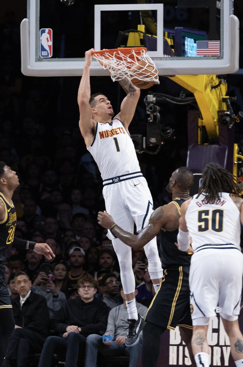 Denver forveti Michael Porter Jr., Lakers forveti Rui Hachimura'nın üzerinden smaç basıyor.