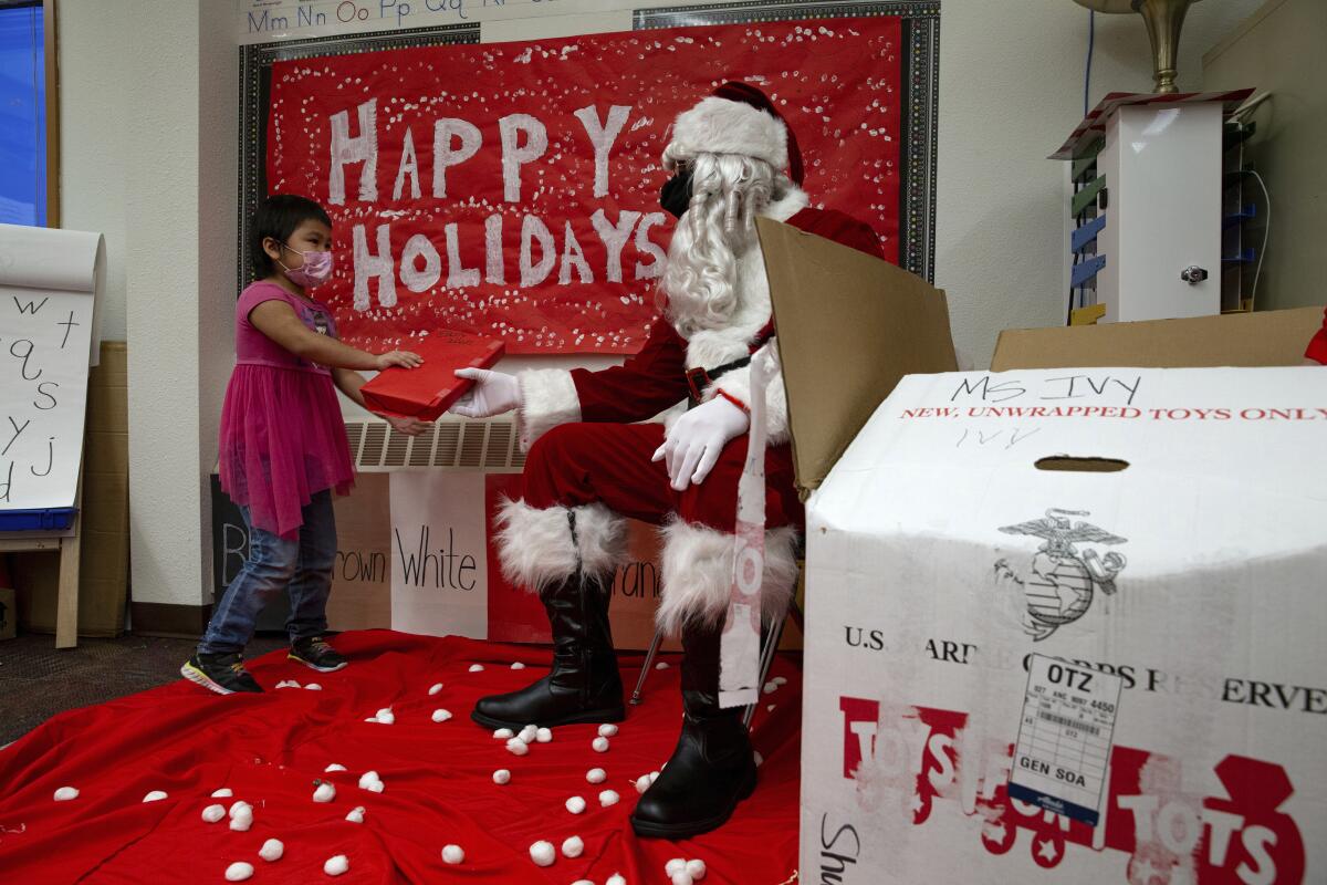 Marines ayudan a Santa Claus a entregar regalos