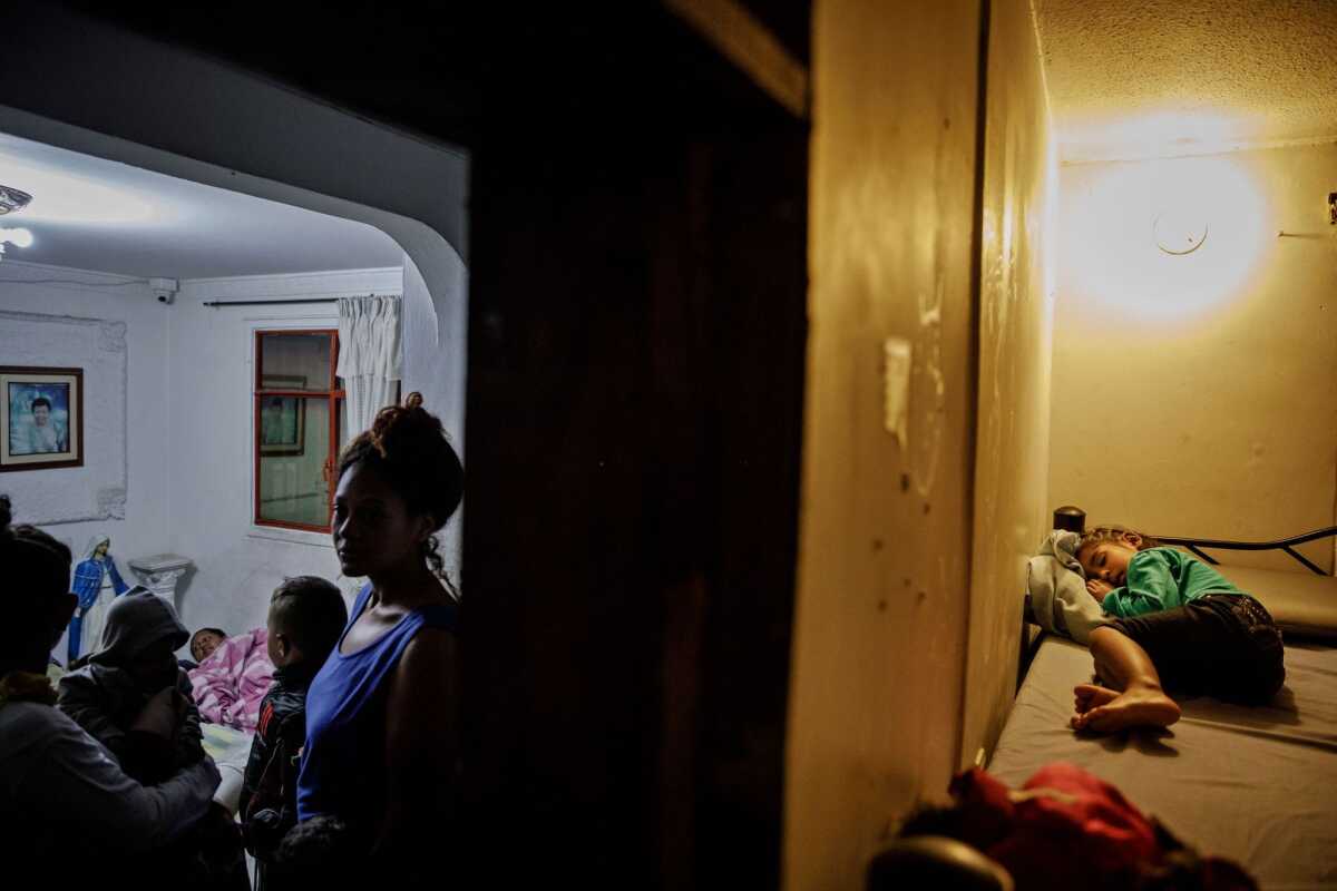 En 2017, comenzó a permitir que algunos hombres durmieran en su cochera cada noche. Pronto comenzó a dar la bienvenida a las mujeres y los niños en el interior de la casa. Duque vive arriba con su esposo e hijo, junto con nueve voluntarios - todos venezolanos que decidieron quedarse y ayudar a otros.