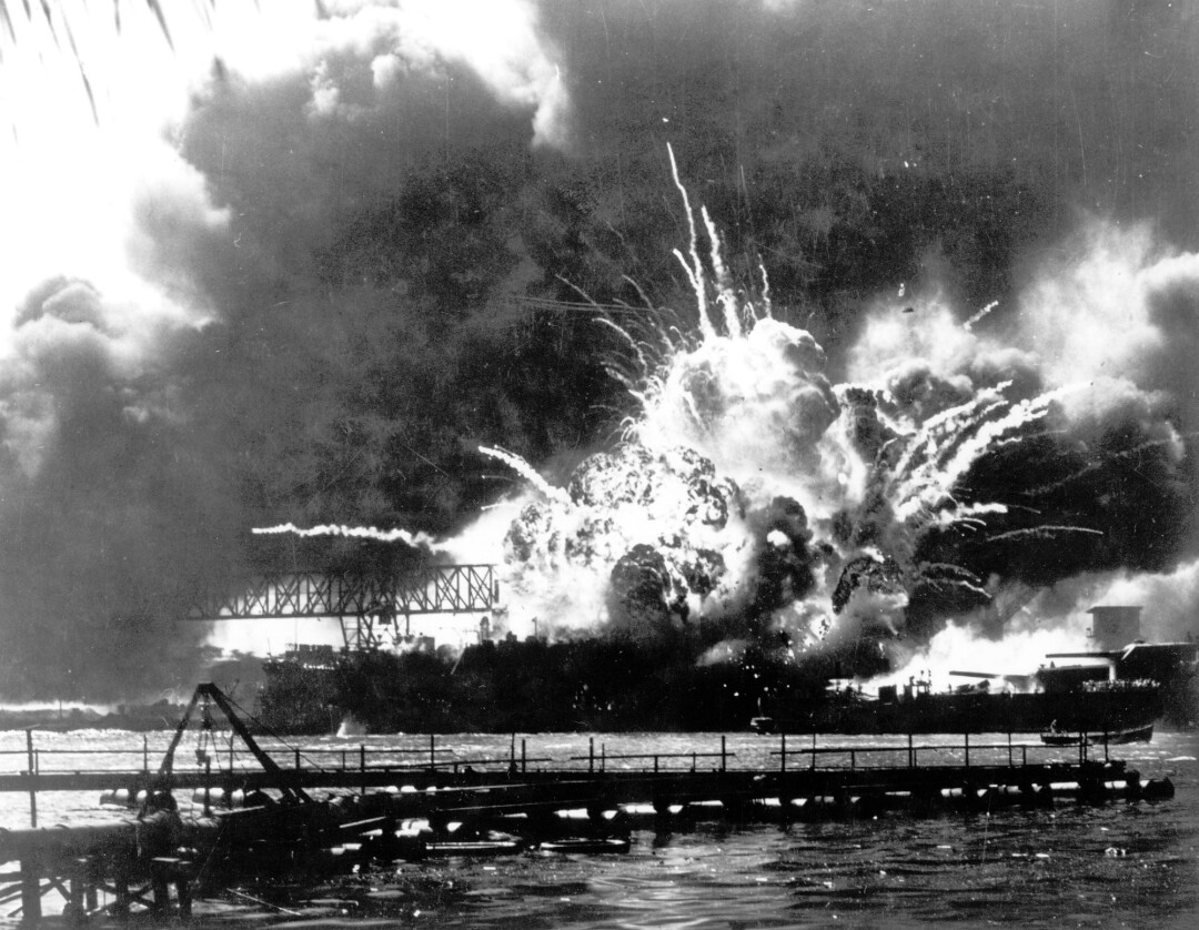 ناو USS Shaw پس از بمباران در جریان حمله غافلگیرانه ژاپن به پرل هاربر، هاوایی، در 7 دسامبر 1941 منفجر شد.