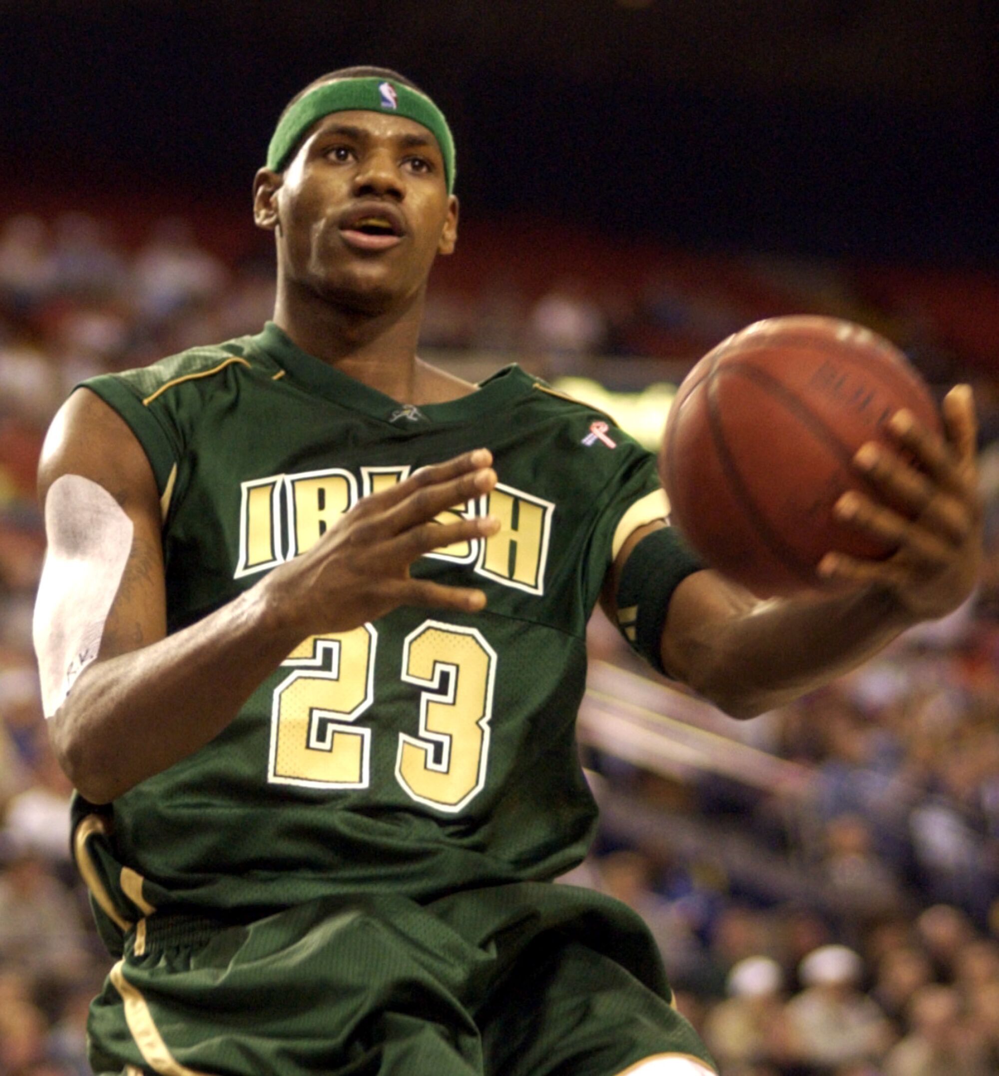 LeBron James de Saint-Vincent-St.  Mary à Akron, Ohio, joue dans un tournoi de basket-ball.