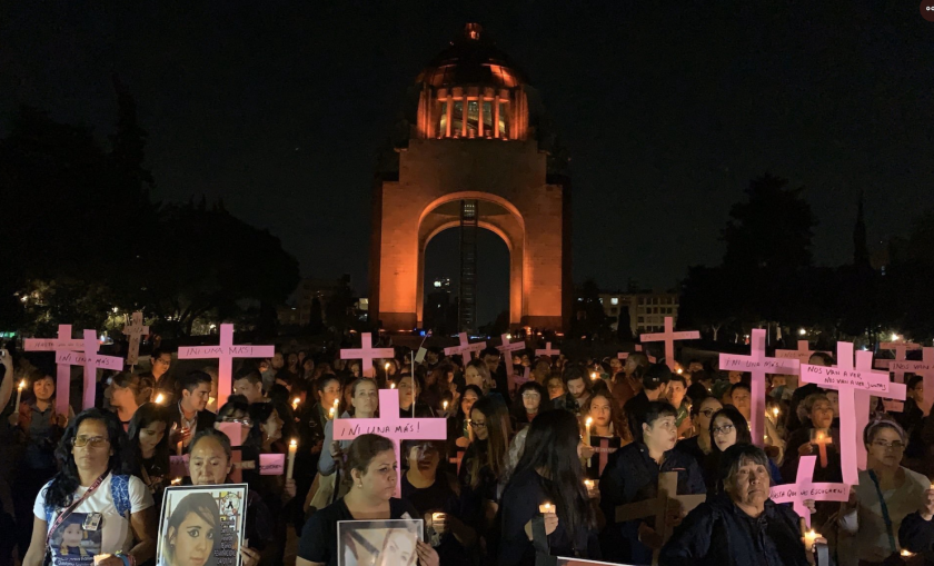 Activistas y familiares de mujeres asesinadas o desaparecidas en el monumento a la Revolución Mexicana, en Ciudad de México.