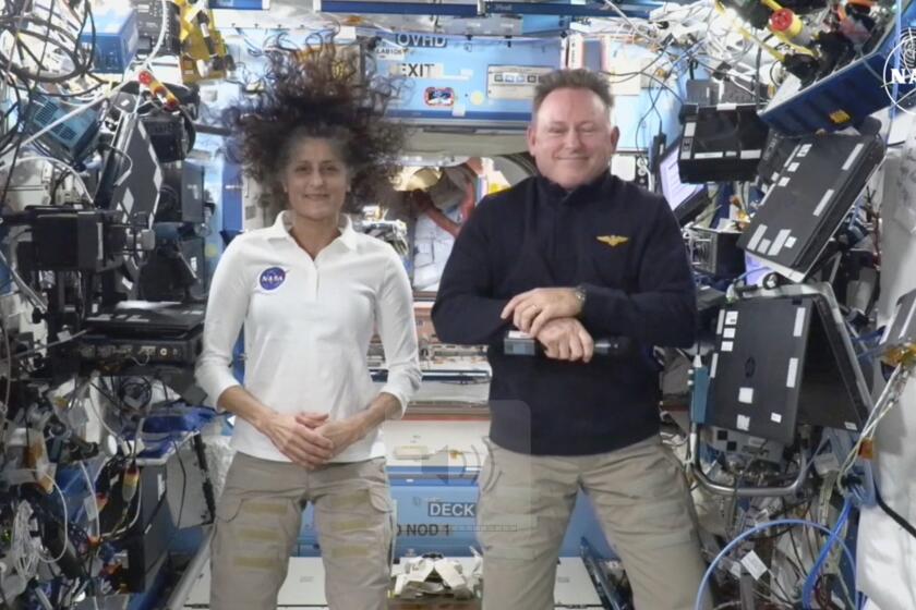 Esta imagen tomada de una transmisión en directo de la NASA muestra a los astronautas de la NASA Suni Williams y Butch Wilmore durante una conferencia de prensa desde la Estación Espacial Internacional, el viernes 13 de septiembre de 2024. (NASA vía AP)