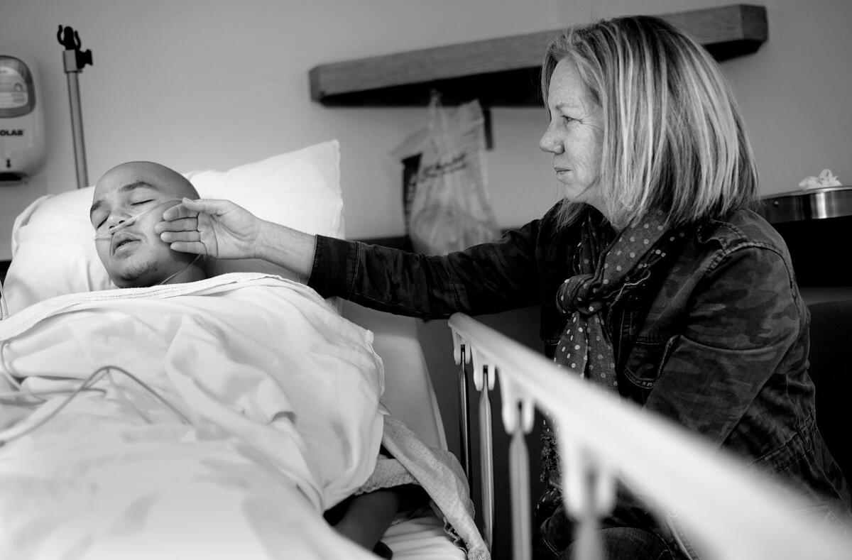Loretta Manuel se sienta a un lado para acompañar a su hijo durante una cirugía en Salt Lake.