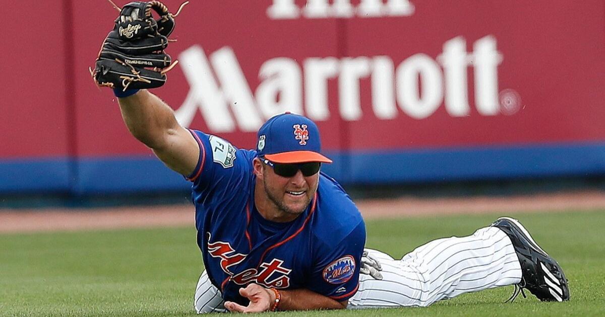 New York Mets video: Tim Tebow takes the field at spring training