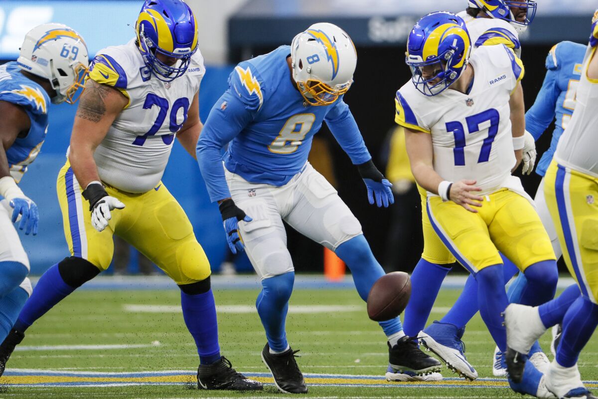 Chargers defans oyuncusu Kyle Van Noy (8), Rams oyun kurucusu Baker Mayfield'ı (17) topa vurmaya zorladı ve ardından futbolu kurtardı.