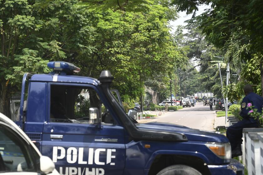 ARCHIVO - Fuerzas de seguridad congoleas vigilan las calles en Kinshasa, República Democrática del Congo, el domingo 19 de mayo de 2024, después que el ejército de Congo informó que "frustró un golpe de Estado" y arrestó a los perpetradores tras un enfrentamiento armados. (AP Foto/Samy Ntumba Shambuyi, Archivo)