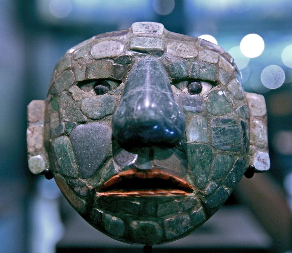 Esta máscara de concha jade es uno de los más de 250 artefactos auténticos que se exhiben 