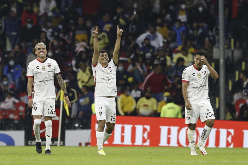 Diego Barbosa (centro), del Atlas, festeja su gol ante el América, durante un partido de la Liga MX, disputado el sábado 22 de enero de 2022, en el Estadio Azteca (AP Foto/Ginnette Riquelme)